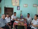 Ông Mai Văn Hùng (người thứ 3 bên trái - từ ngoài vào) Chủ tịch HĐHM Phước Vân - chủ trì cuộc họp (Ảnh: Mai Tăng Hào)