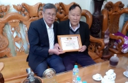 Ông Mai Thanh Thắng- Chủ tịch HĐHM Bình Định trao Bằng Mai tộc Tinh hoa của HĐHM Bình Định cho ông Mai Xuân Tiếp -ở Phường Bình Định, tỉnh Gia Lai
