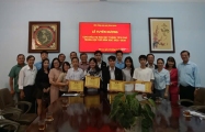 Các cháu học sinh giỏi chụp hình lưu niệm cùng các cô chú TTHĐHMBĐ (Ảnh MCQ)