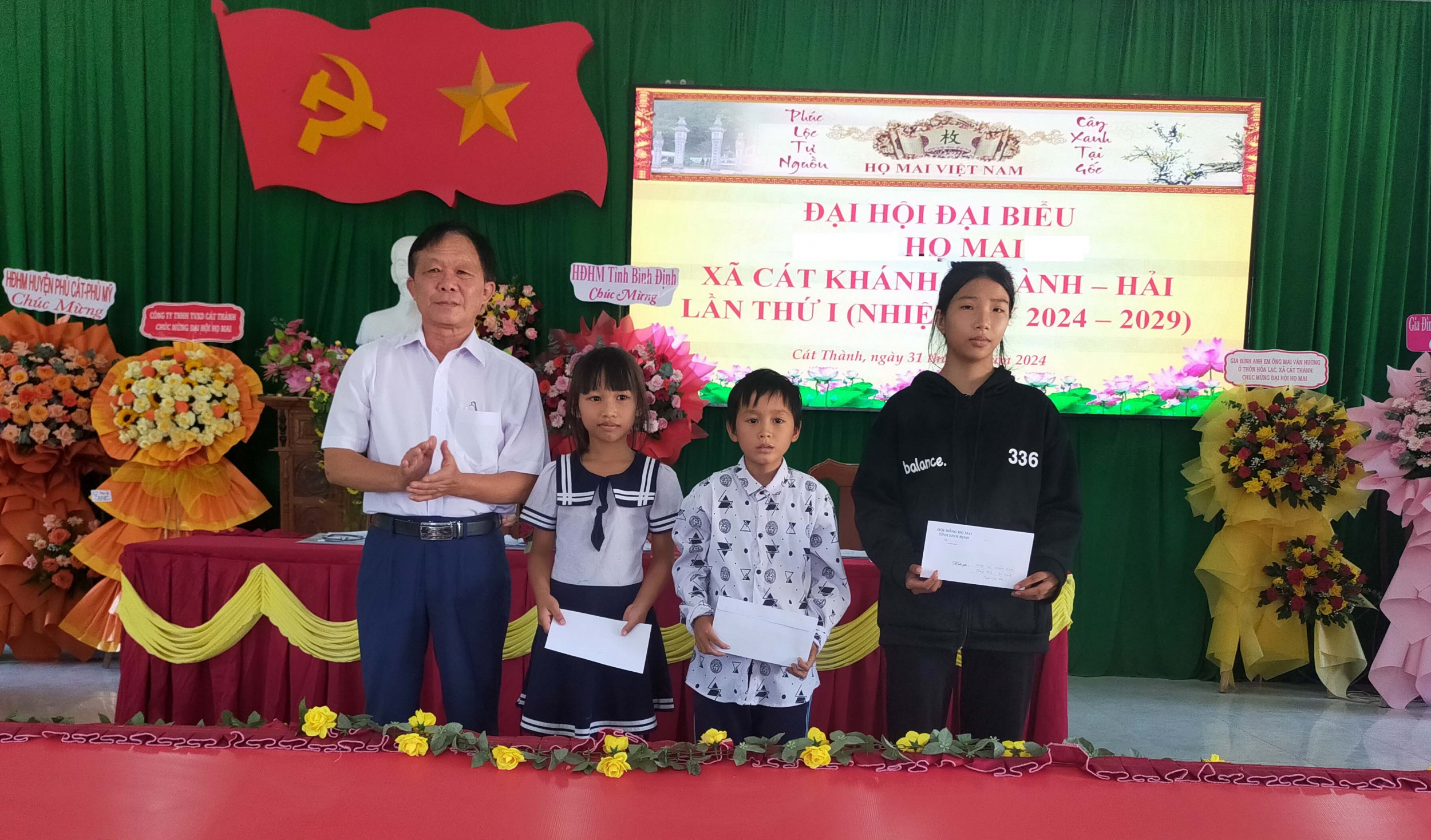 10 ong mai xuan trinh pct hdhm phu cat phu my trao tien ho tro hoc sinh kho khan cat khanhcat thanhcat hai 1