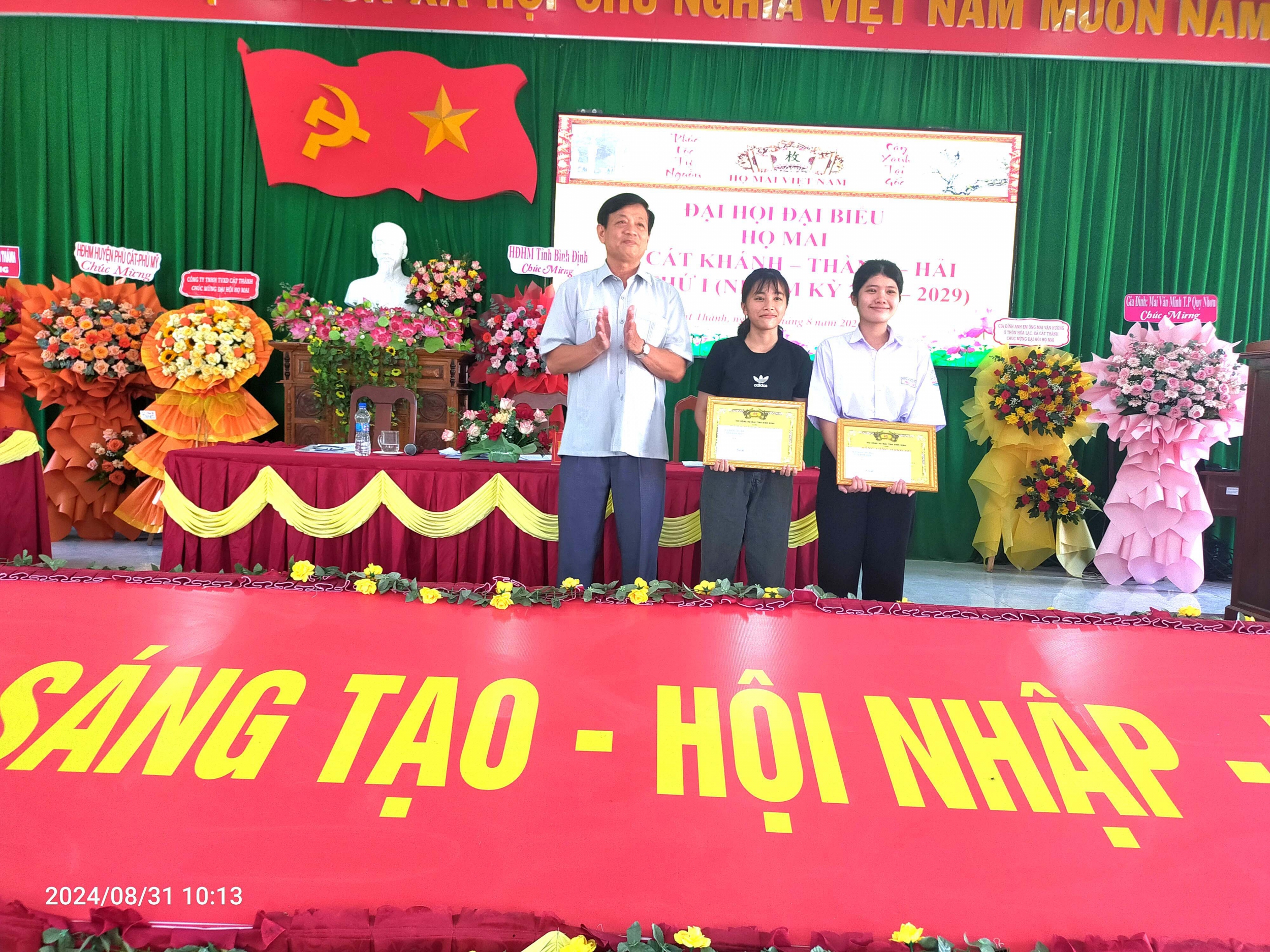 ong mai hong sonpct hoi dong ho mai bd trao tang bang vabnfd danh du vadf tien thuong cho hoc sinh mai tra my va mai thi thanh tra 1