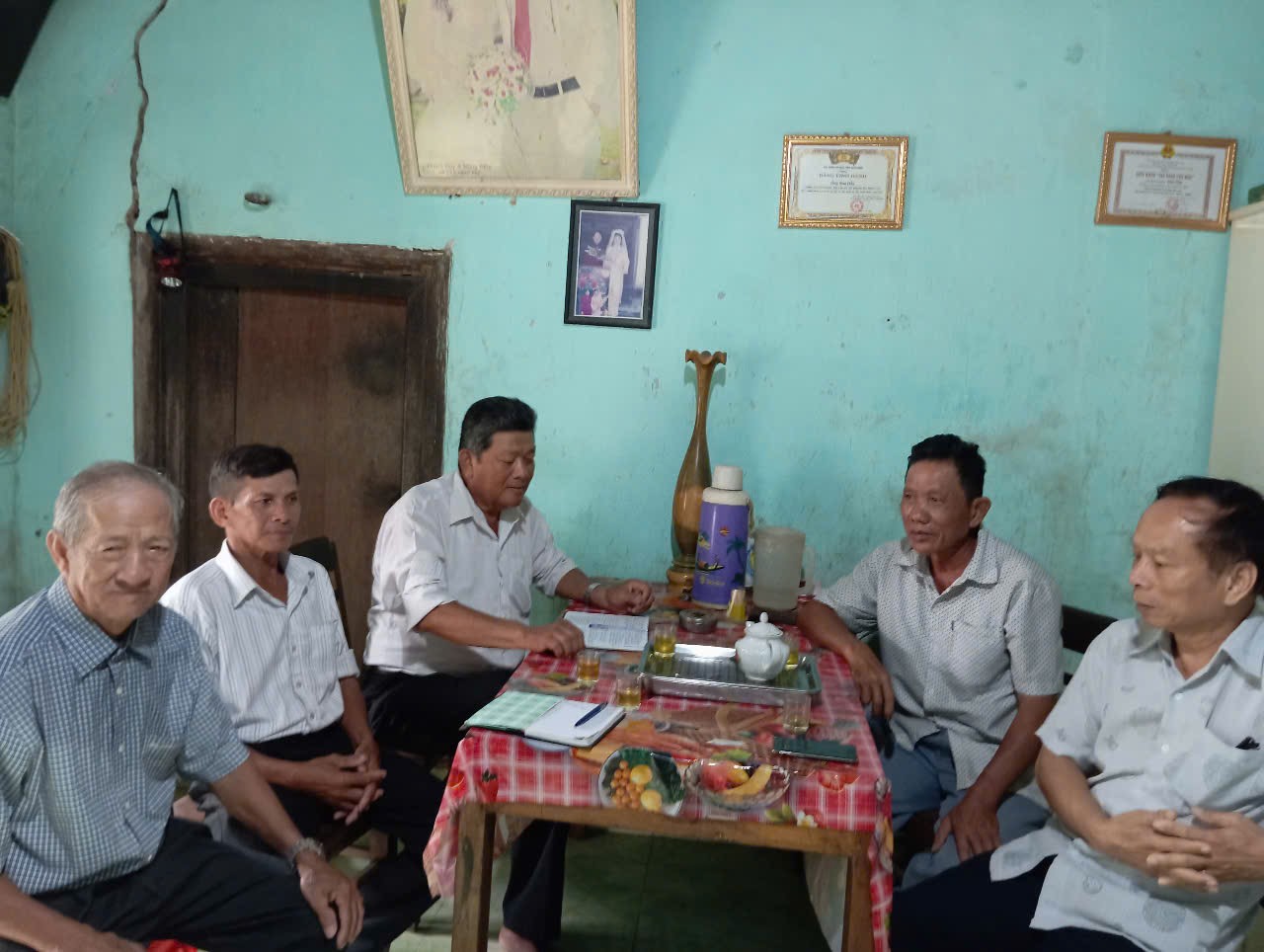 Ông Mai Văn Hùng (người thứ 3 bên trái - từ ngoài vào) Chủ tịch HĐHM Phước Vân - chủ trì cuộc họp (Ảnh: Mai Tăng Hào)