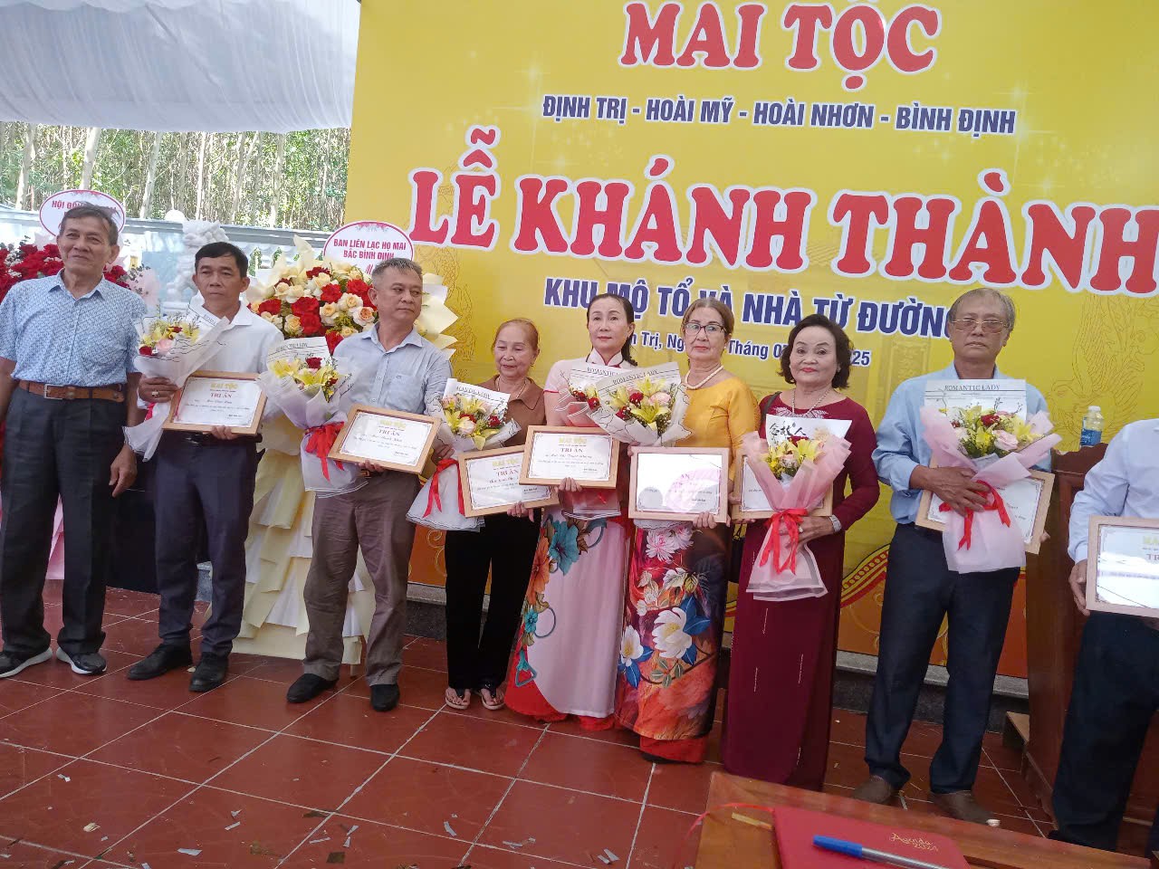 mai toc dinh tri tri an con chau ung ho tai chinh ton tao khu mo to va tu duong mai toc