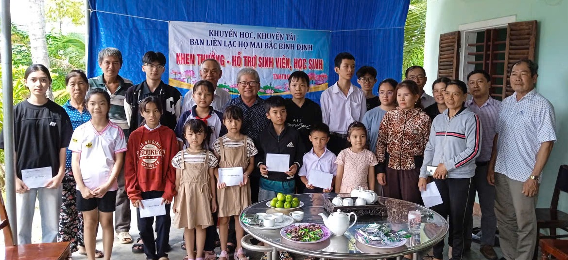 ban lien lac hm bac bd to chuc khen thuong hsg va trao tien ho tro hs ho mai kho khan