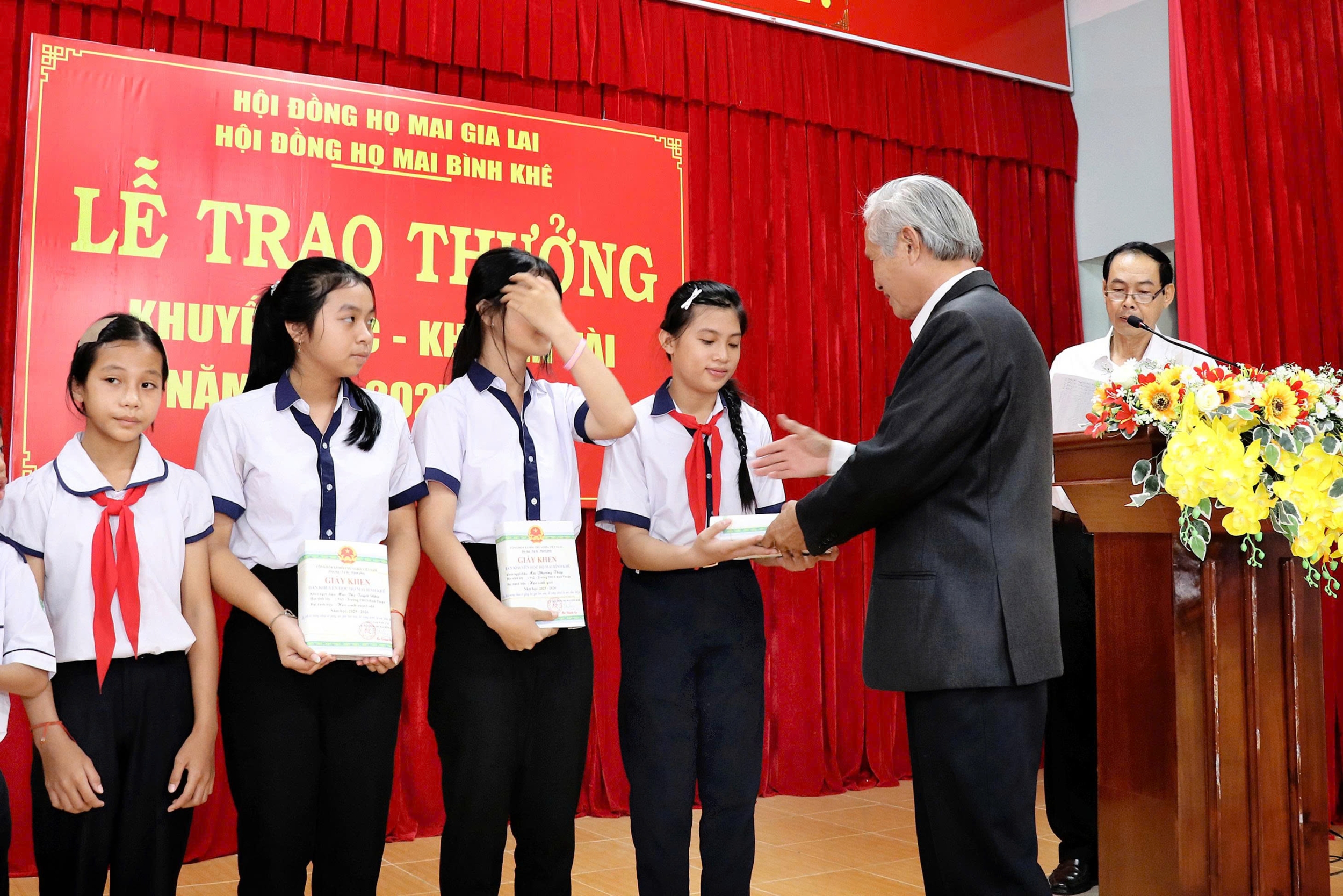 HỘI ĐỒNG HỌ MAI BÌNH KHÊ; PHƯỚC VÂN  TUYÊN DƯƠNG HỌC SINH GIỎI, HỖ TRỢ HỌC SINH GIA CẢNH KHÓ KHĂN