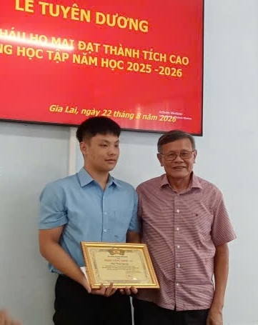 chu tich hdhmbd mai thanh thangtrao tang bang vang danh du cho hoc sinh mai xuan quang