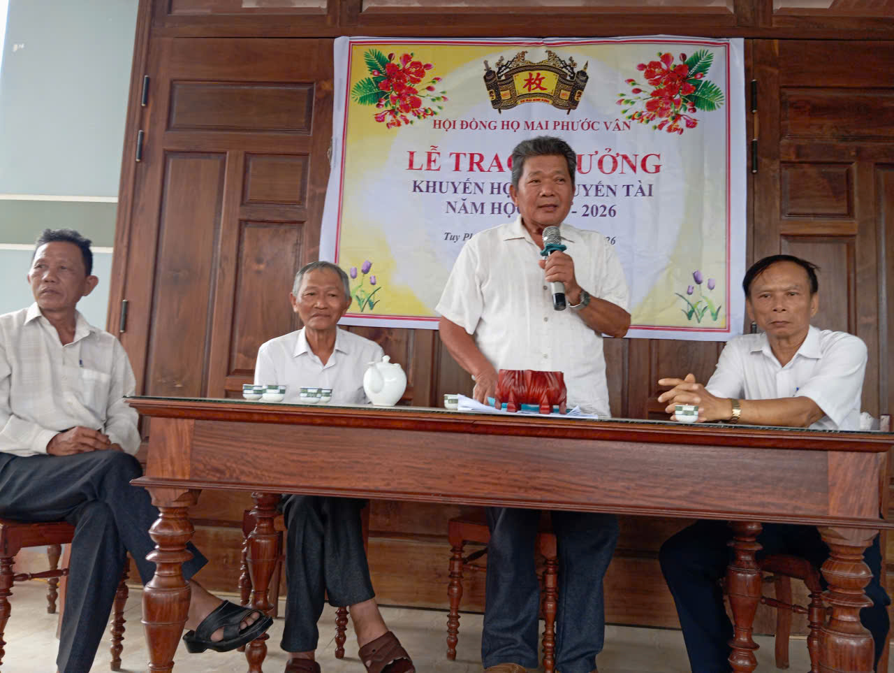 ong mai van hung chu tich hdhm phuoc van phat bieu tai le trao thuong