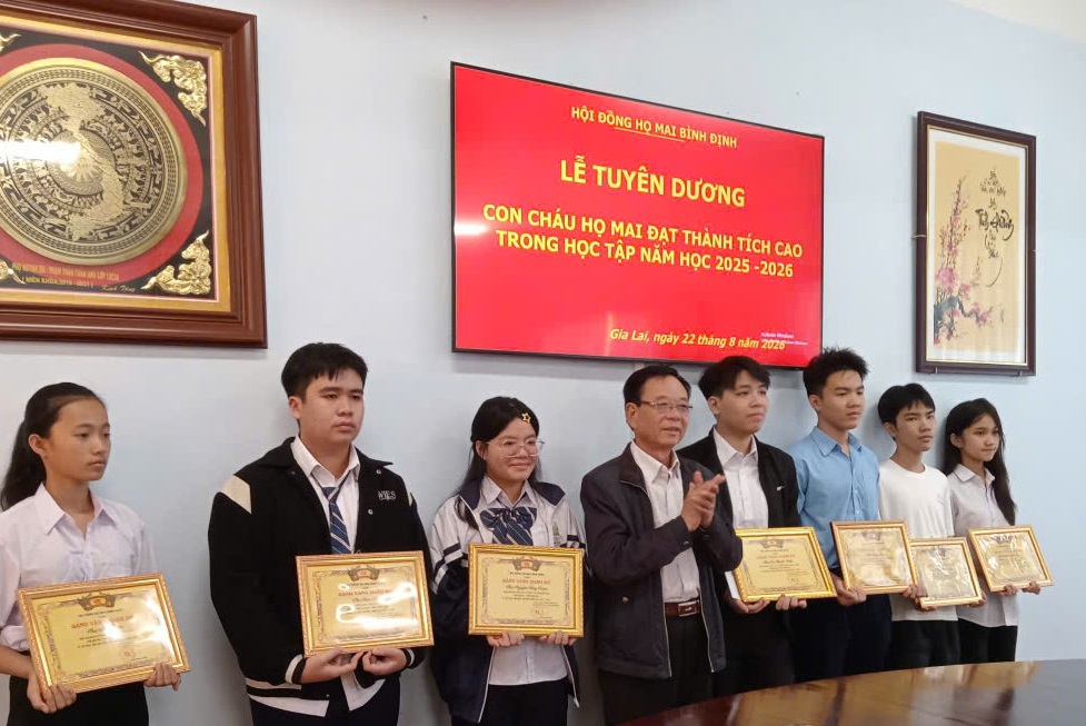 ong mai xuan hainguyen gd so y te gia lai cu tang qua cac chau hoc sinh tai le tuyen duong