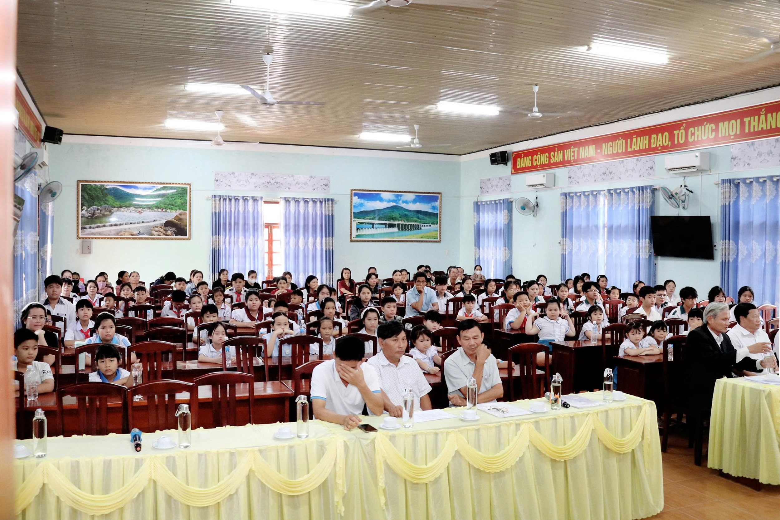 quang canh le trao thuong khuyen hockhuyen tai nam hoc 2025 2026 do hdhm binh khe to chuc