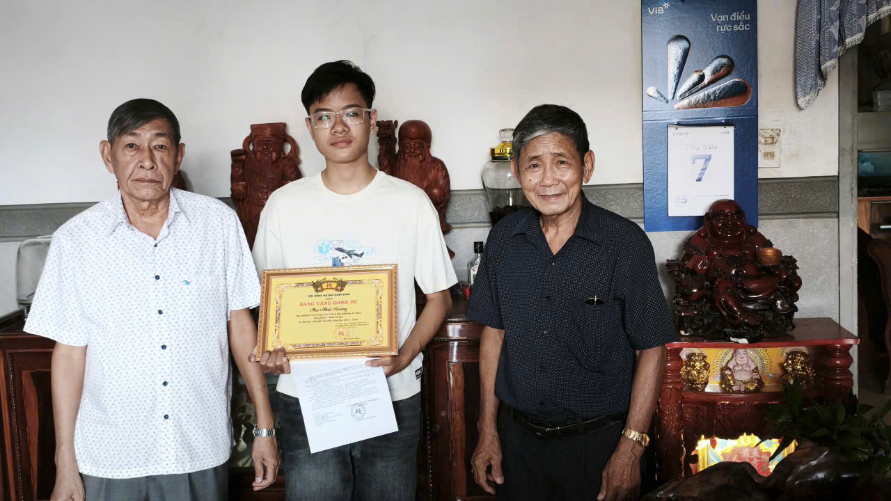 dai dien hdhm an nhon trao bang vang danh du hoc sinh dat thanh tich hoc tap nam hoc 2025 2026 anh an