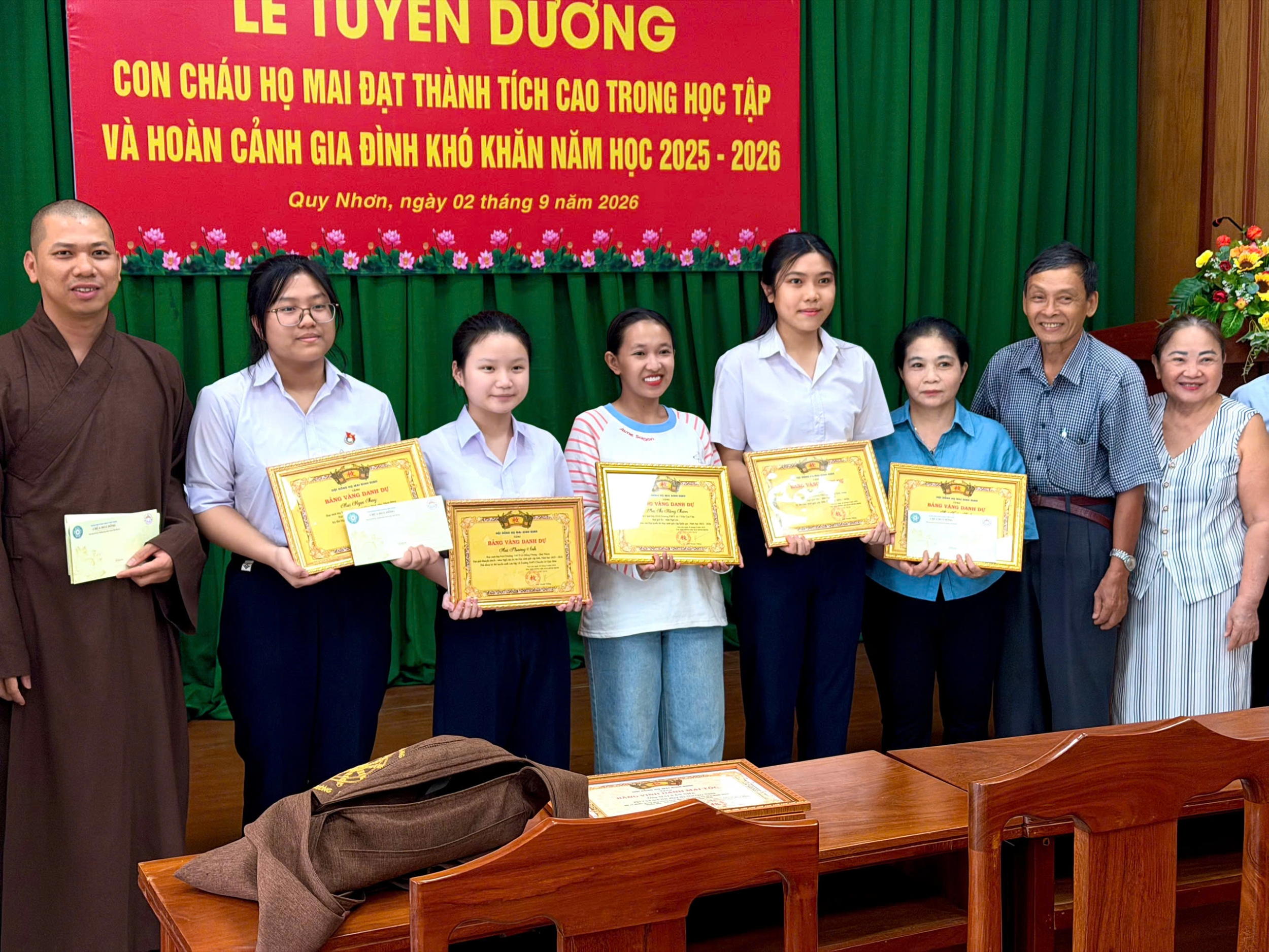 hoi dong ho mai quy nhon trao bang vang danh du hoi dong ho mai binh dinh tang hoc sinh dat thanh tich hoc tap nam hoc 2025 2026 anh qn