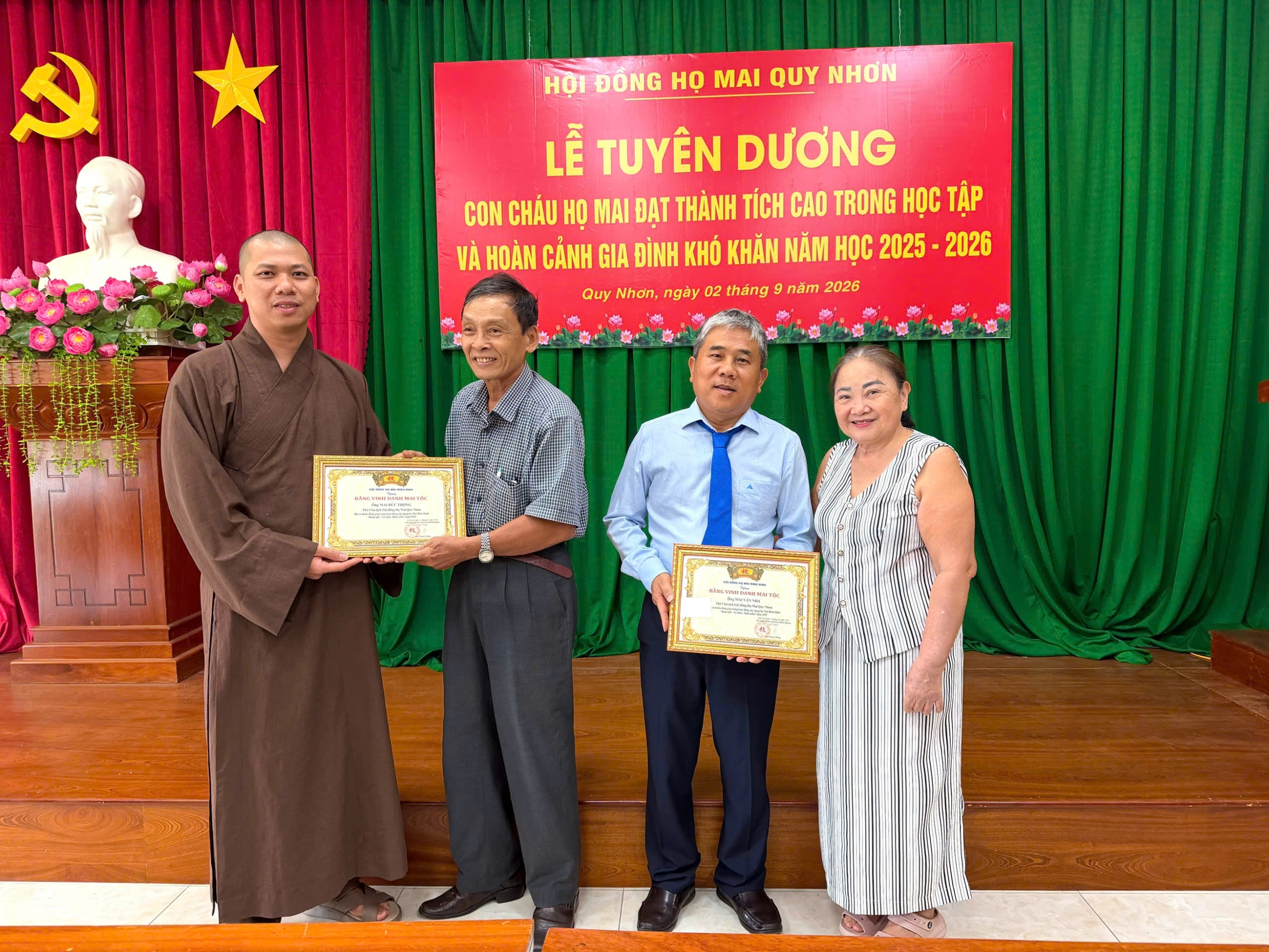Hội đồng họ Mai Quy Nhơn, An Nhơn  	   Trao tặng Bảng vàng danh dự học sinh đạt thành tích học tập