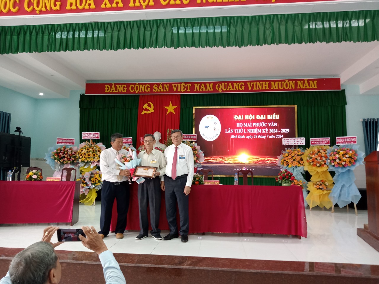 dh tang hoa ong mai tan trong giua dai bieu cao tuoi nhat