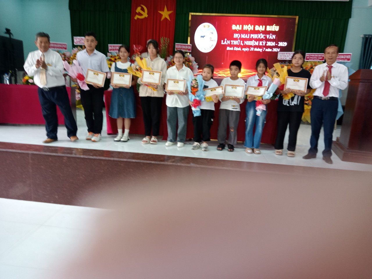 dh tang qua mot so chau hoc sinh ho mai huyen tuy phuocvan canh hoc gioi vuot kho