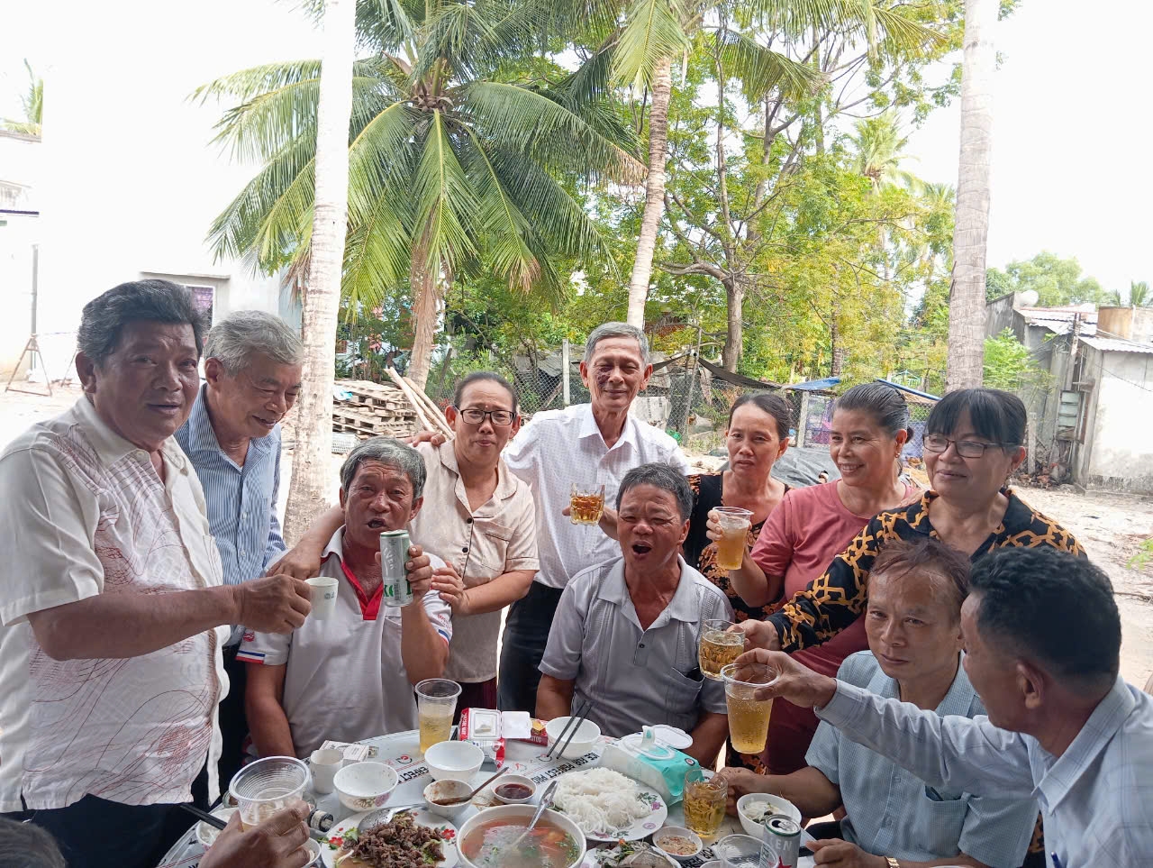 gia dinh ong mai nghia mai khoa o xa xuan canh tx song cau phu yen tiep don doan du khao