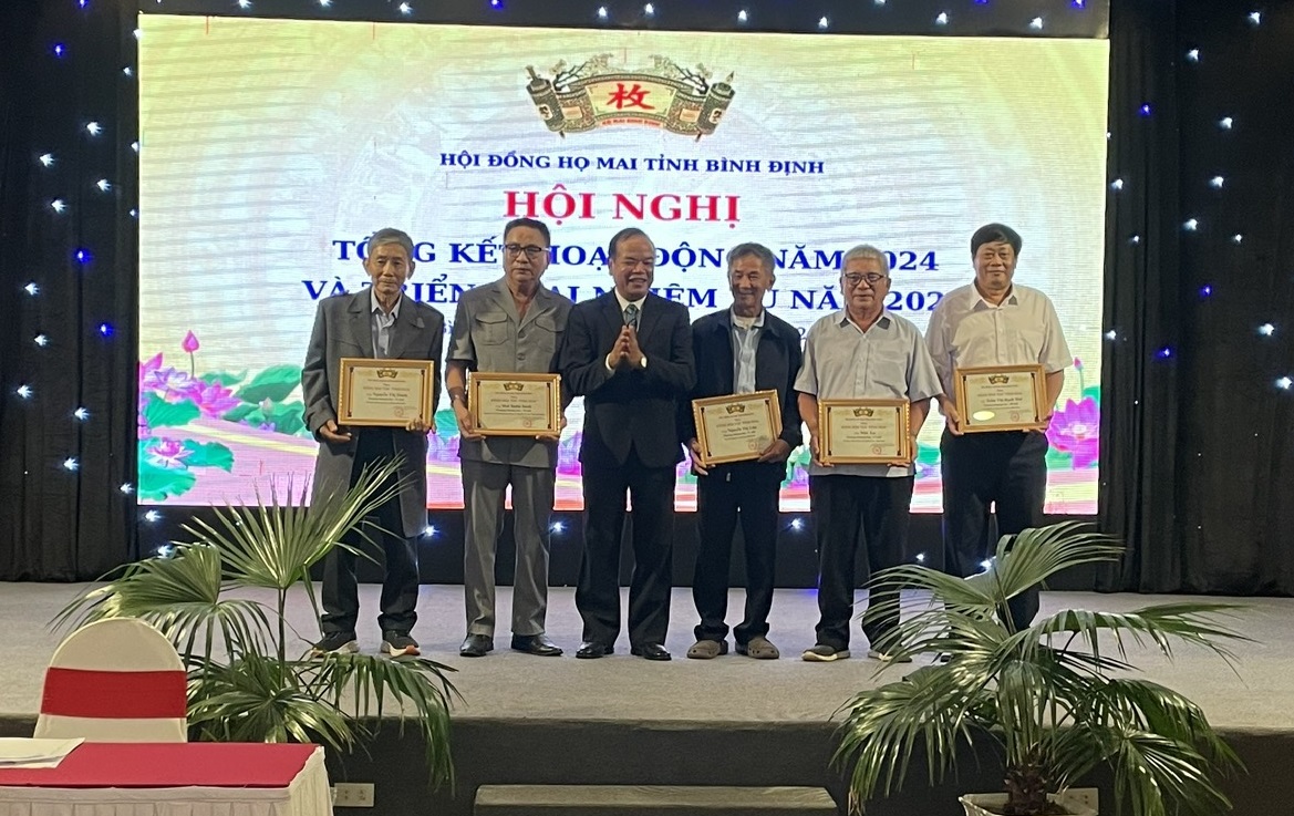 chu tich hdhm vn mai van ninh trao bang mtth cho lanh dao hdhm cap huyen