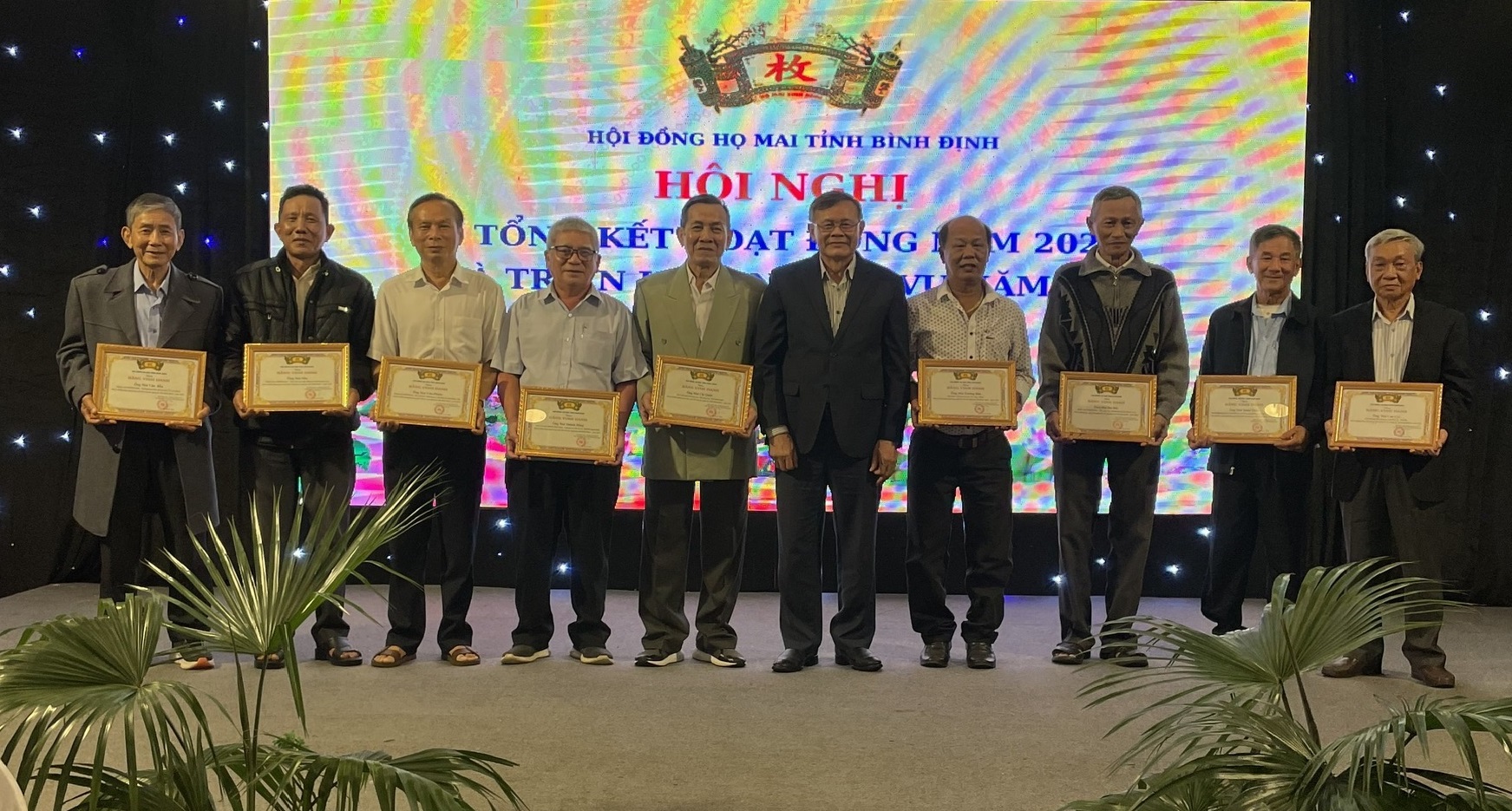 ong mai thanh thang chu tich hdhm binh dinh tang bang vinh danh mai toc cho ca nhan co nhieu dong gop trong ket noi xay dung ho mai bd nam 2024