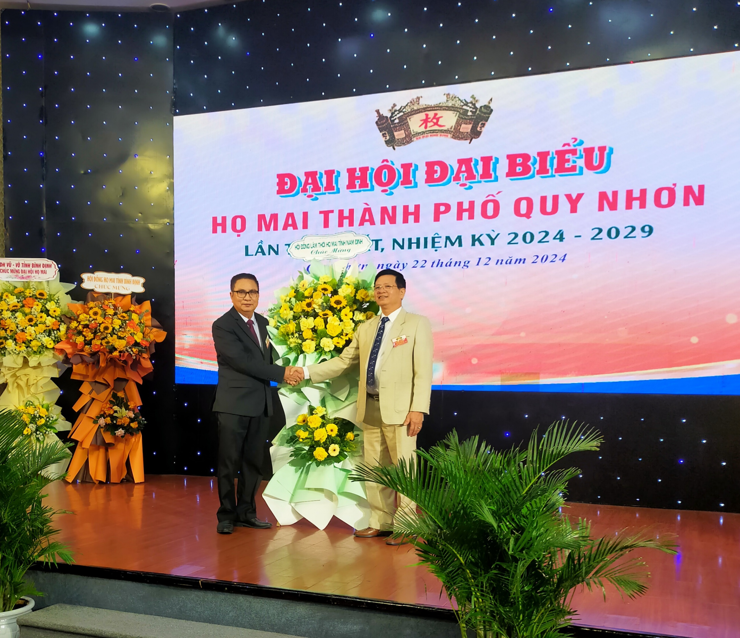 ong mai tuan anh thay mat hoi dong lam thoi ho mai tinh nam dinh tang hoa chuc mung dh ho mai quy nhon
