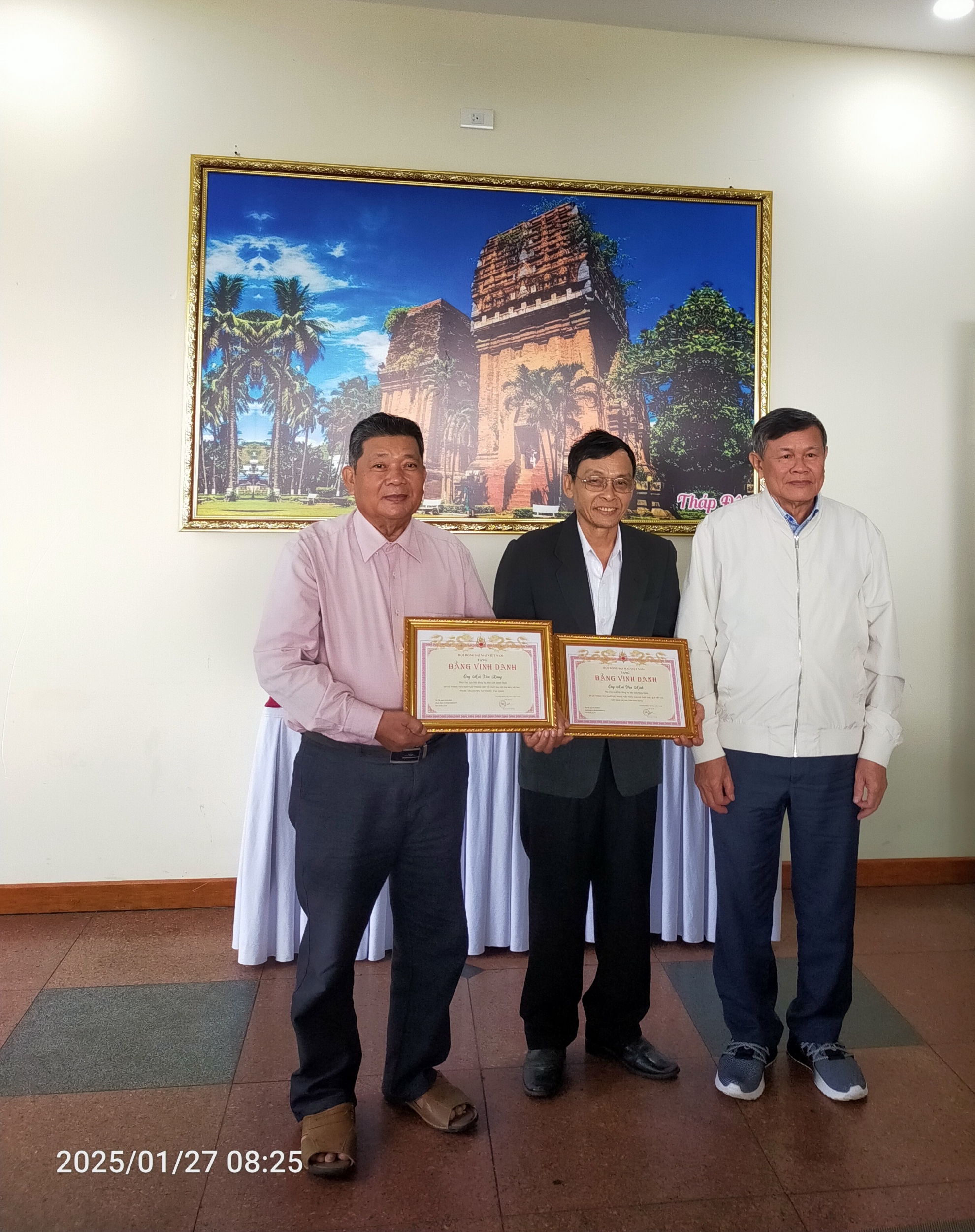 anh mai thanh thang chu tich hdhmbd trao bang vinh danh mai toc cua hdhm vn tang ong mai van minh va ong mai van hung pct hoi dong ho mai bd