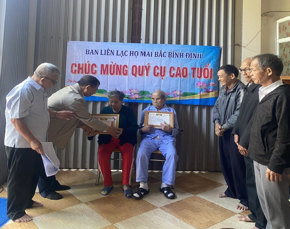 bll ho mai bac bd trao bang mai toc tinh hoa cho vo chong cu mai hung