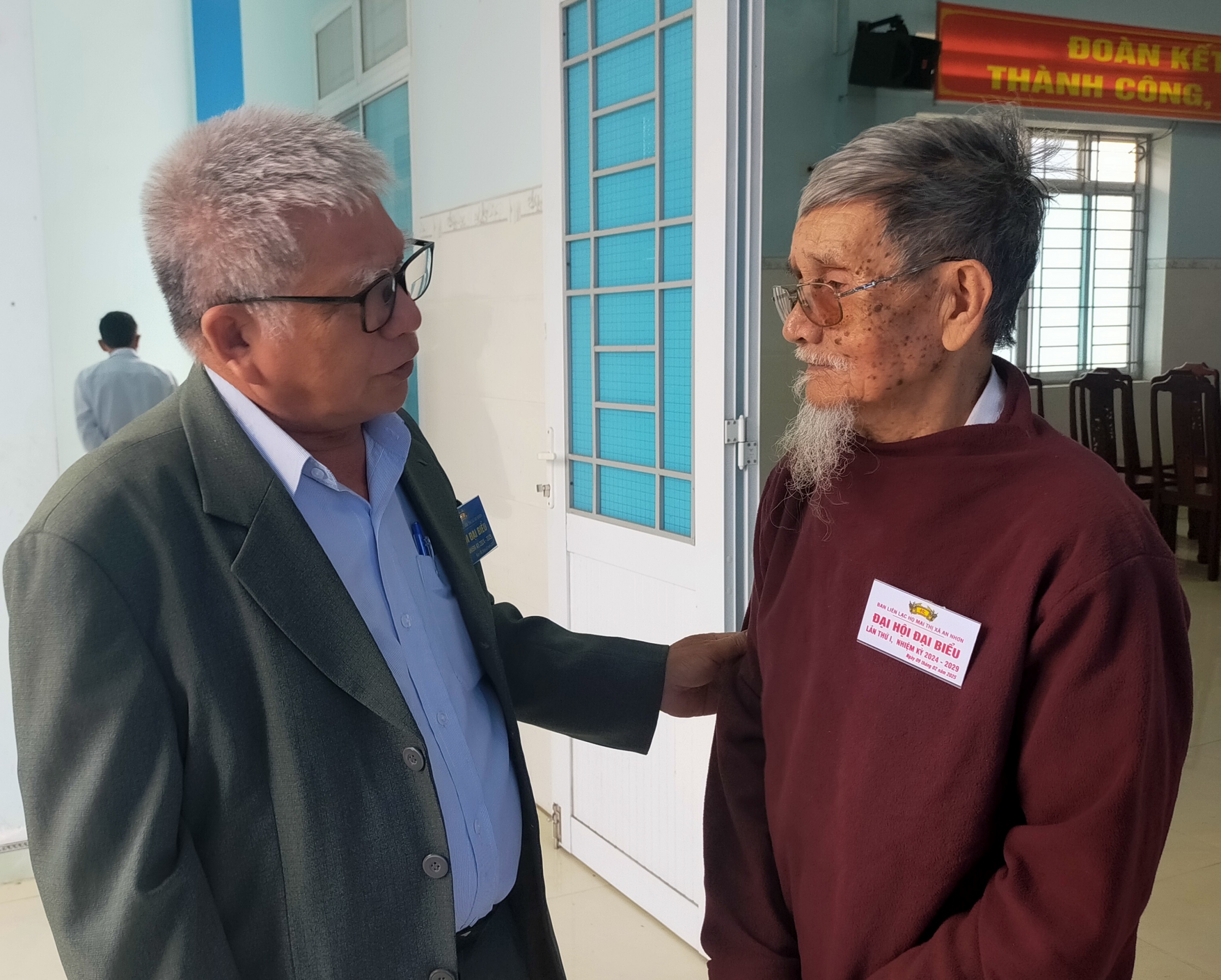 ong mai thanh dong pct hdhm binh dinh tro chuyen cung ong mai van tan dai bieu cao tuoi nhat tai dh