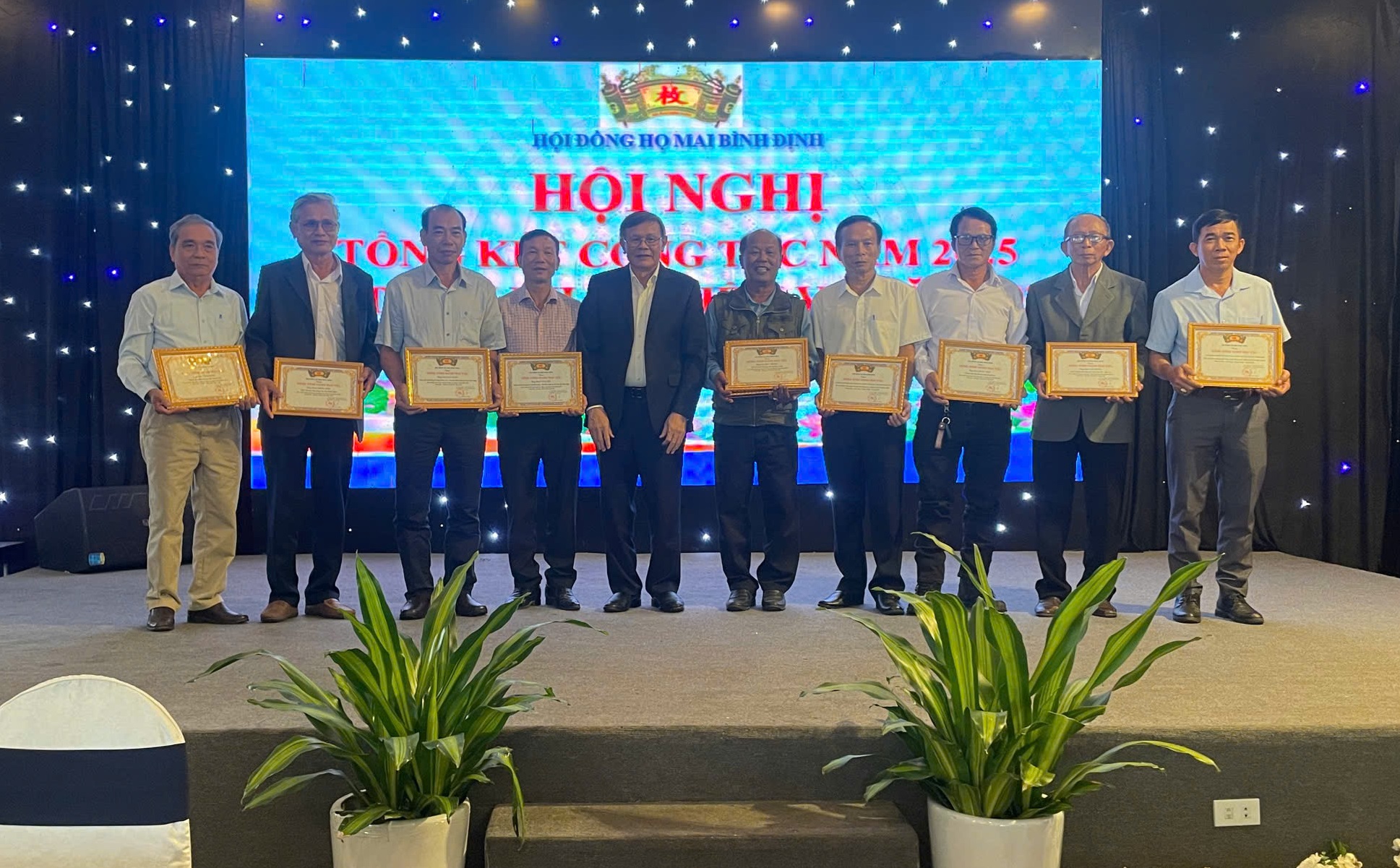 omai thanh thang trao bang vinh danh mai toc cua hdhm binh dinh tang tap the ca nhan co thanh tich xuat sac trong xay dung ho toc nam 2025 anh mai tang hao 1