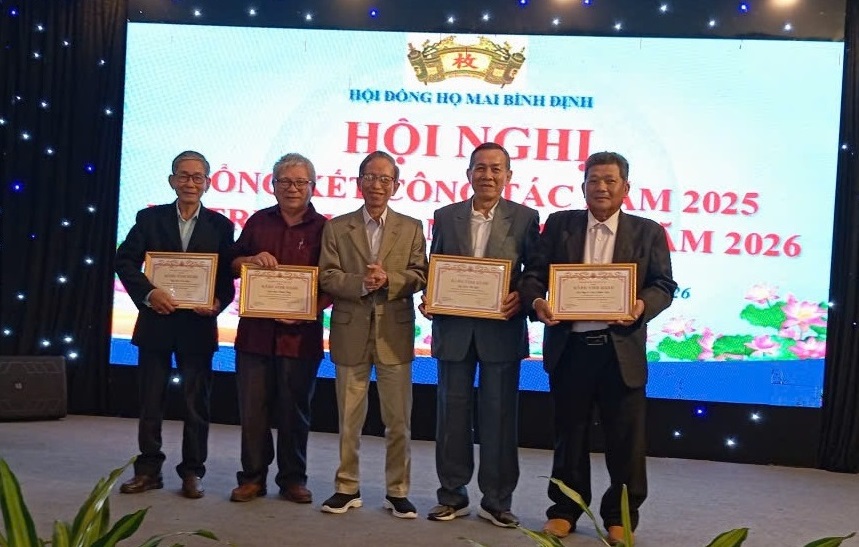 ong mai ai truc chu tich danh du hdhm binh dinh trao bang vinh danh mai toc cua hdhm viet nam tang tap the ca nhan co thanh tich xuat sac trong xay dung ho toc nam 2025 anh mai tang hao