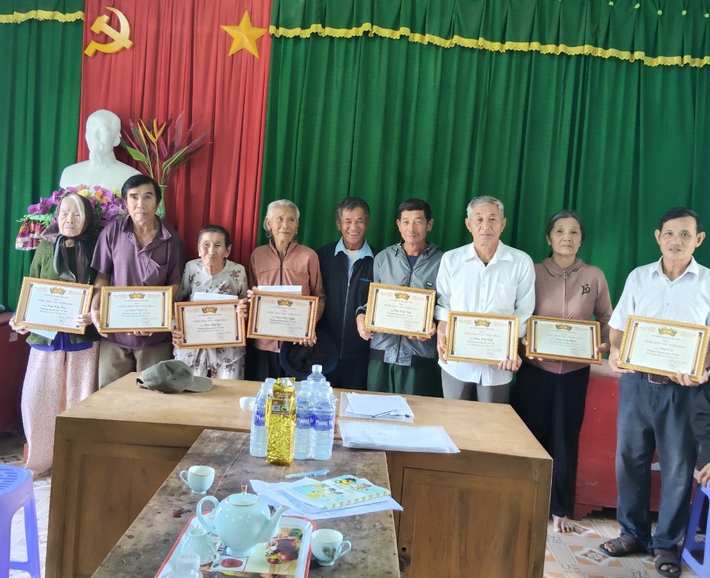 hdhm lien xa khanhthanhhai to chuc trao bang mai toc tinh hoa cua hdhm viet nam va hdhm binh dinh cho cac cu thuong tho trang trong am ap tinh ho toc 1
