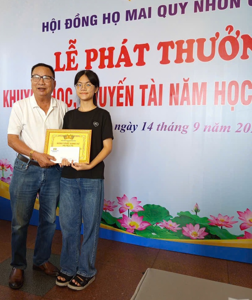 ong mai van cao chu tich hdhm quy nhon trao bang vang danh du cua hdhm binh dinh cho hsg