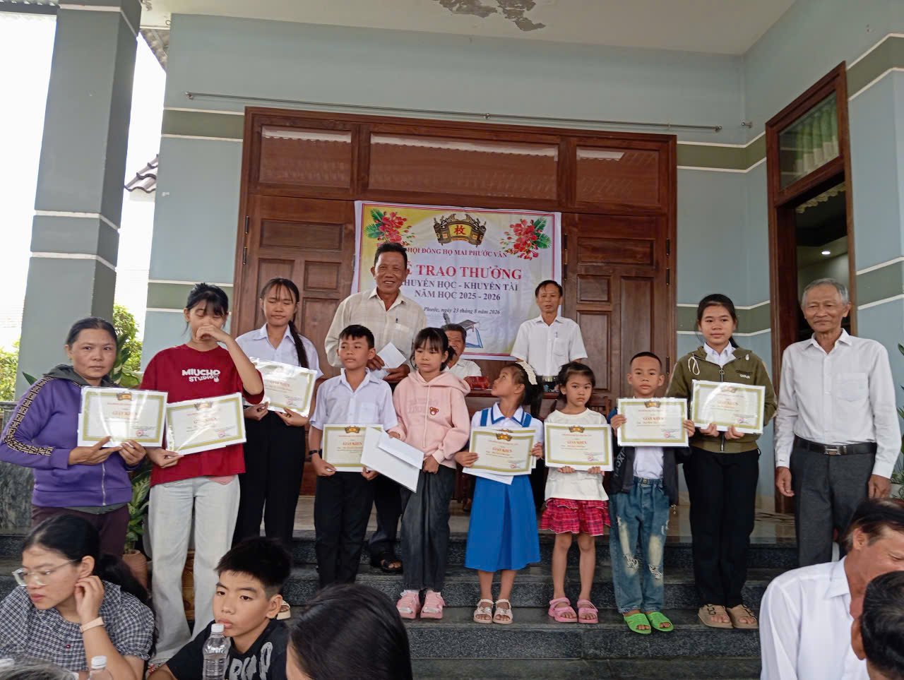 cac chau hoc sinh ho mai chup hinh ky niem tai le trao thuong