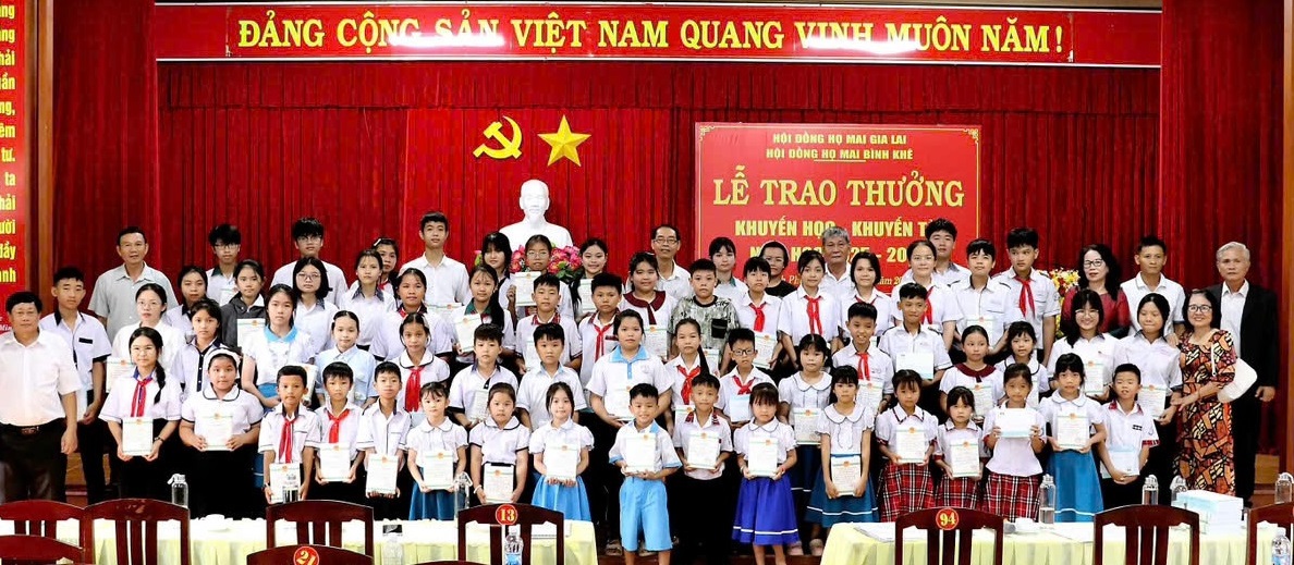 hoc sinh ho mai binh khe chup hinh ky niem tai le trao thuong khkt